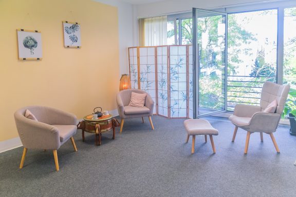 Praxisraum zum Hinterhof